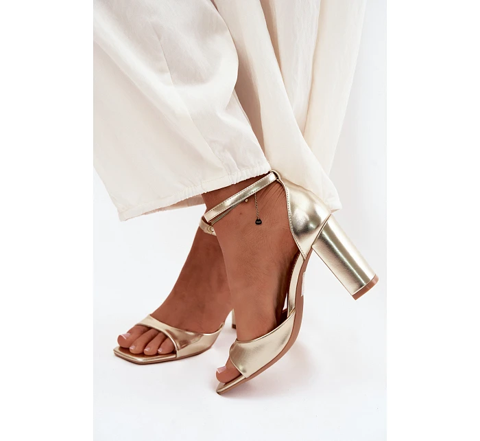 Dámské sandály na podpatku z umělé kůže zlaté model 22122813 - Boto