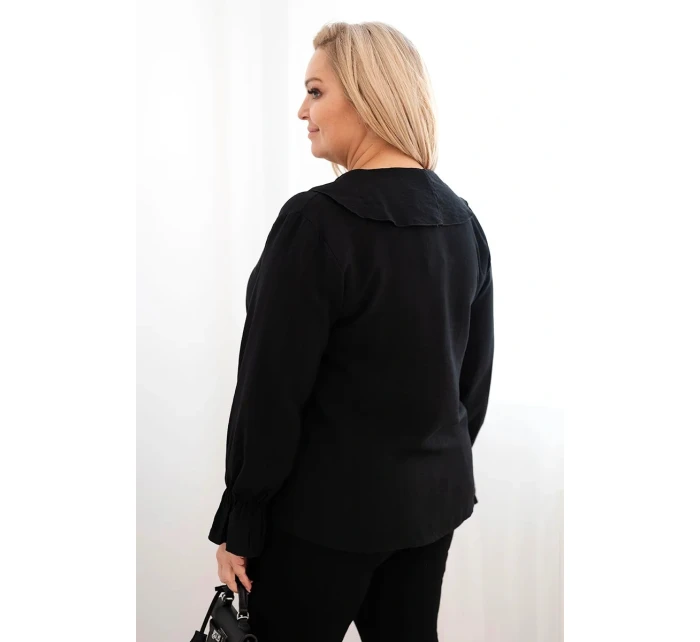 Dámská viskózová blůza Plus Size s volánem a ozdobnou broží černá Dámská viskózová blůza Plus Size s volánem a ozdobnou broží černá
