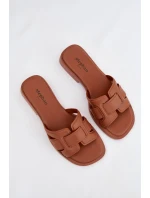 Dámské pantofle na plochém podpatku Camel model 21900529 - Boto Dámské pantofle na plochém podpatku Camel model 21900529 - Boto