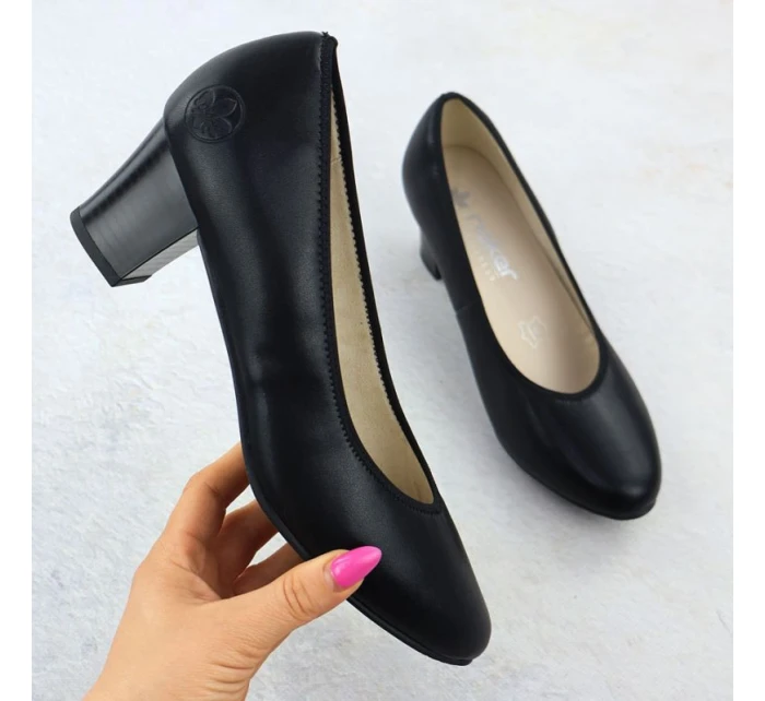 Dámské kožené lodičky na nízkém jehlovém podpatku černé Rieker 44650