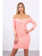 Přiléhavé šaty s výstřihem do V meruňkové barvy