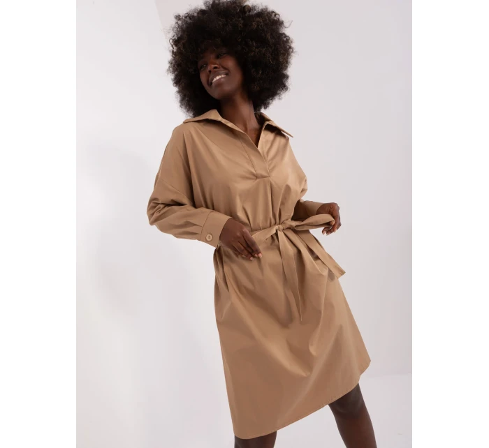 Sukienka CHA SK model 20129351 ciemny bezowy - FPrice Sukienka CHA SK model 20129351 ciemny bezowy - FPrice