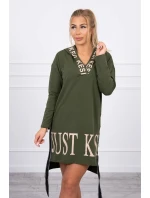 Šaty s kapucí a khaki potiskem Šaty s kapucí a khaki potiskem