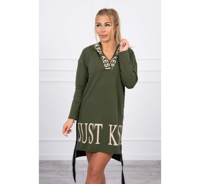 Šaty s kapucí a khaki potiskem Šaty s kapucí a khaki potiskem