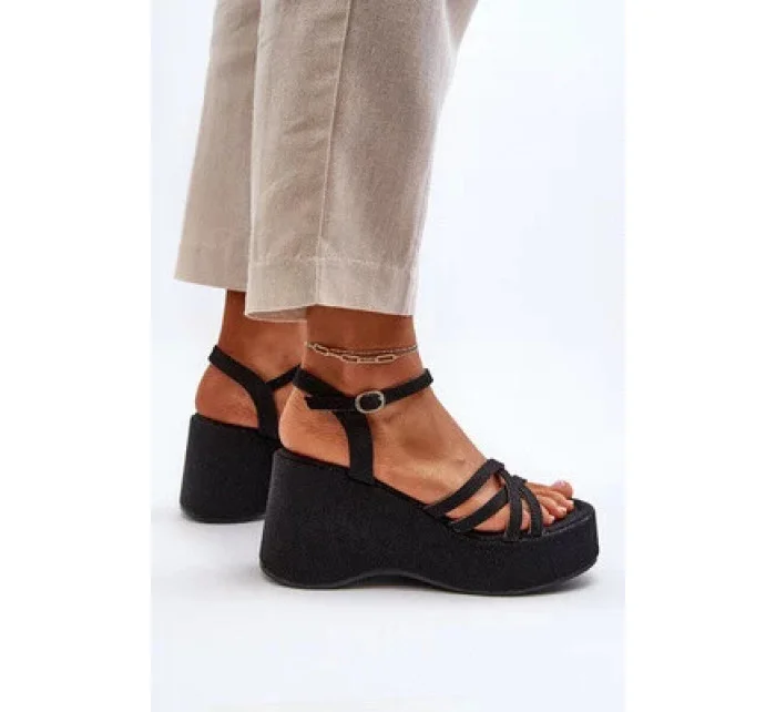 Dámské sandály na platformě Černá model 21085966 - Inello Dámské sandály na platformě Černá model 21085966 - Inello