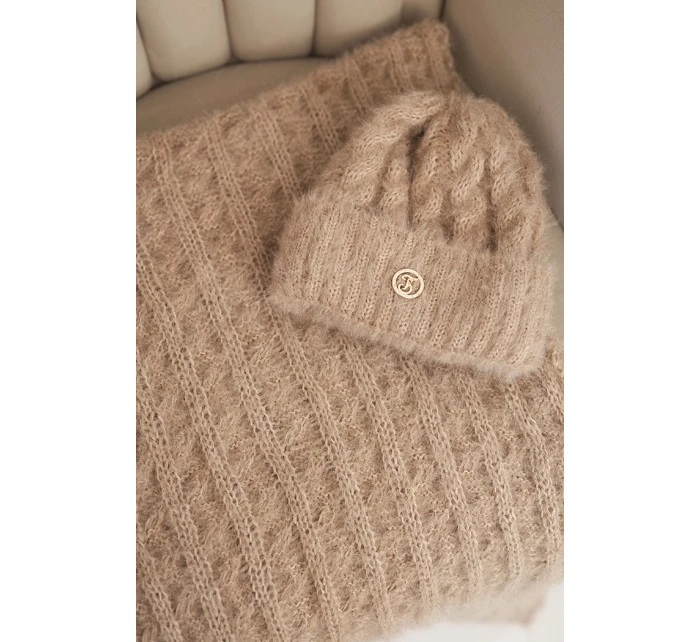 Dámská souprava čepice a šálu s proužkem s ozdobou camelový