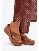 Dámské pantofle na platformě z eko semiše hnědé model 21919342 - Boto