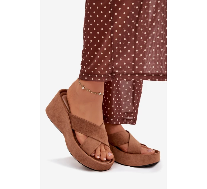 Dámské pantofle na platformě z eko semiše hnědé model 21919342 - Boto