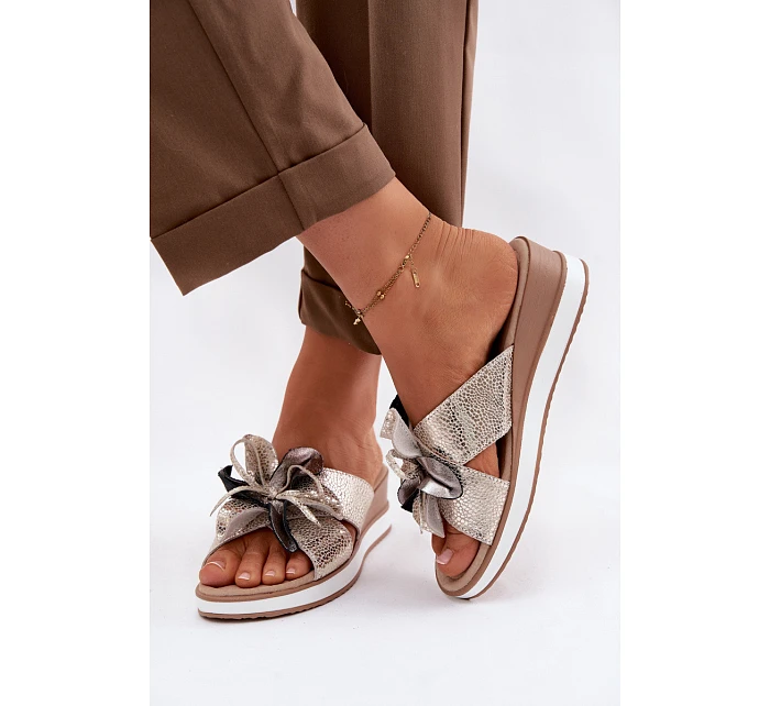 Kožené nazouváky na platformě s dekorativním květem S.Barski GR61-5989 Zlaté Kožené nazouváky na platformě s dekorativním květem S.Barski GR61-5989 Zlaté