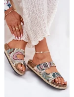 Vzorované dámské pantofle na korkové platformě s přezkami model 21693941 Multikolor - Lee Cooper Vzorované dámské pantofle na korkové platformě s přezkami model 21693941 Multikolor - Lee Cooper