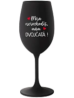 MŇA NEROZHODÍŠ, MÁM DVOJČATÁ! - čierny pohár na víno 350 ml MŇA NEROZHODÍŠ, MÁM DVOJČATÁ! - čierny pohár na víno 350 ml