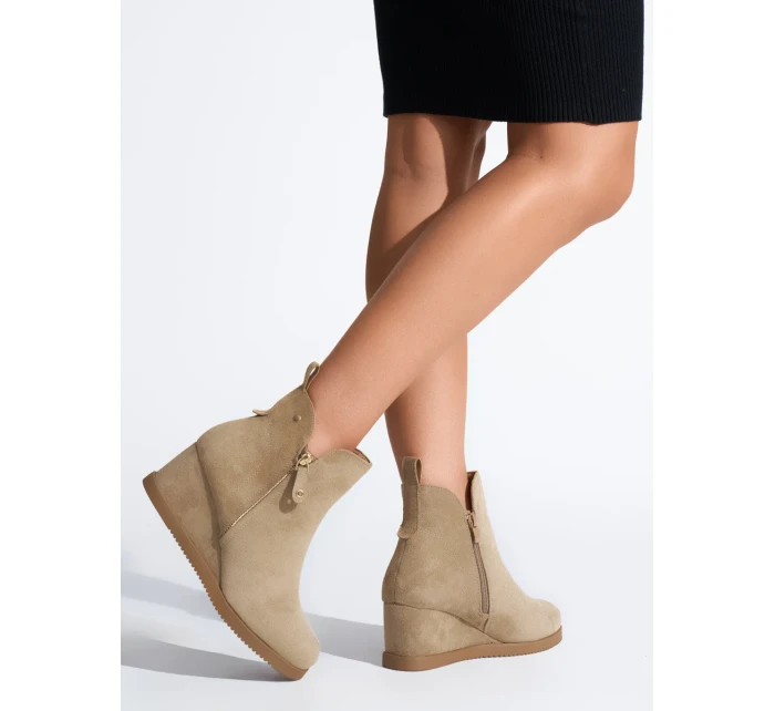 Pěkné hnědé kotníčkové boty dámské na klínku Pěkné hnědé kotníčkové boty dámské na klínku