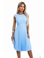 model 22179302 LILA Klasické plisované šaty s krátkými rukávy a páskem modré - numoco model 22179302 LILA Klasické plisované šaty s krátkými rukávy a páskem modré - numoco