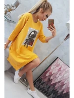 Šaty s potiskem a rozšířeným spodním dílem v hořčicové barvě Šaty s potiskem a rozšířeným spodním dílem v hořčicové barvě