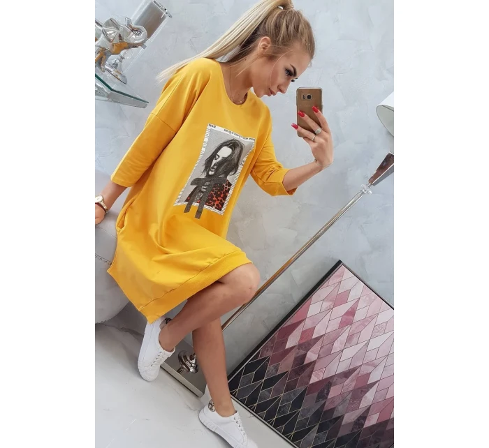 Šaty s potiskem a rozšířeným spodním dílem v hořčicové barvě Šaty s potiskem a rozšířeným spodním dílem v hořčicové barvě