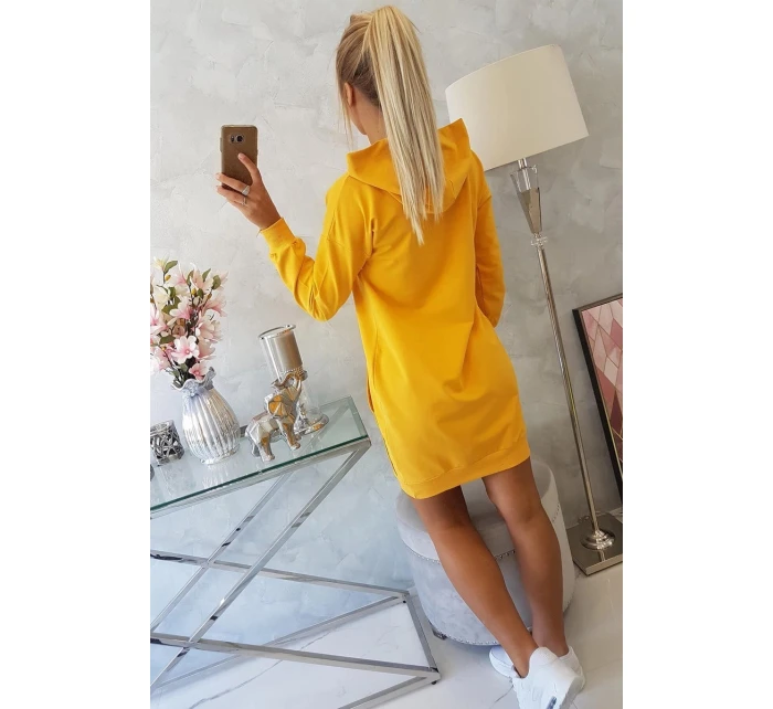 Šaty s kapucí hořčicové