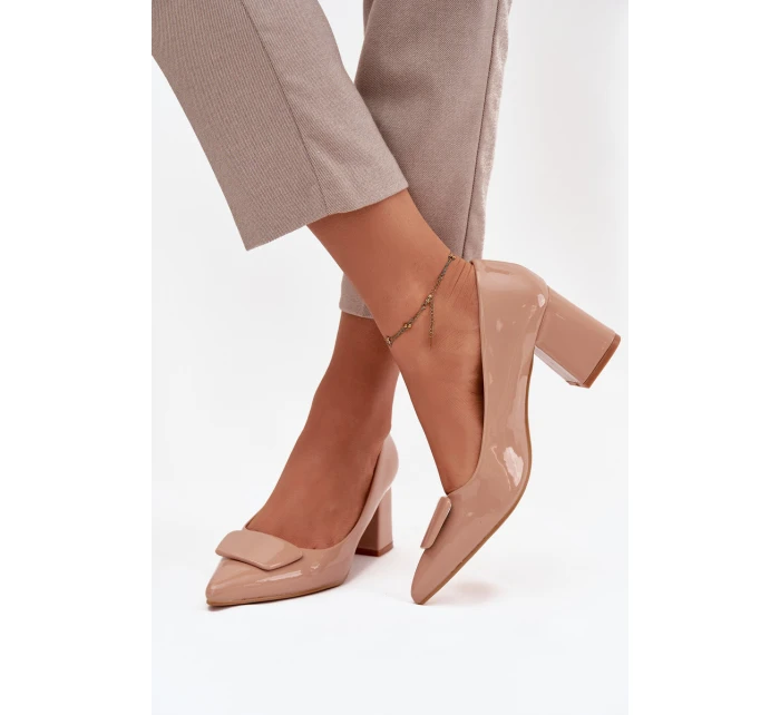 Lakované lodičky na sloupku s ozdobou Nude Isoline