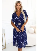 Smyslné bílé šaty s obálkovým výstřihem a ozdobným páskem tmavě modré model 21295804 - numoco basic