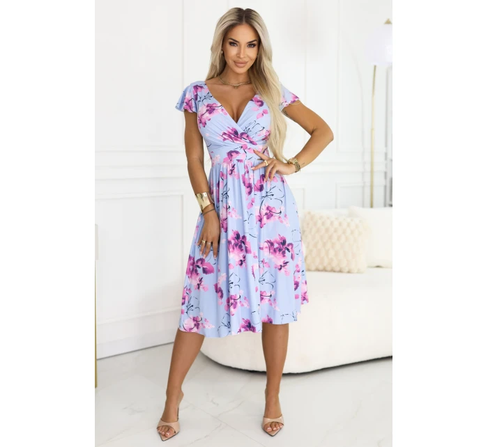 MATILDE midi šaty s obálkovým výstřihem a krátkými rukávy modré s růžovými květy model 22014770 - numoco MATILDE midi šaty s obálkovým výstřihem a krátkými rukávy modré s růžovými květy model 22014770 - numoco