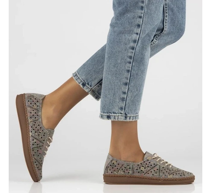 Dámská kožená prolamovaná vícebarevná polobotka Filippo model 22097369 Dámská kožená prolamovaná vícebarevná polobotka Filippo model 22097369