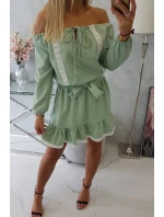 Šaty s odhalenými rameny a krajkou světle zelené barvy Šaty s odhalenými rameny a krajkou světle zelené barvy
