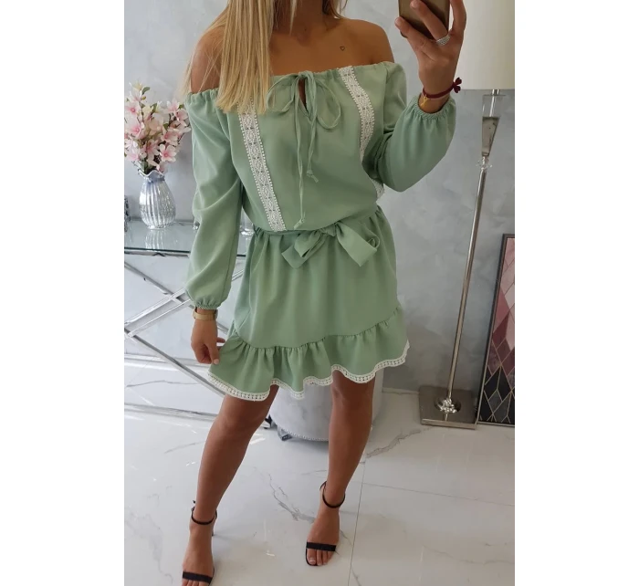 Šaty s odhalenými rameny a krajkou světle zelené barvy Šaty s odhalenými rameny a krajkou světle zelené barvy