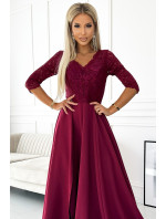 Elegantní dlouhé dámské maxi šaty ve vínové bordó barvě s krajkovým výstřihem model 19047931 - numoco