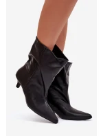 Dámské boty na nízkém podpatku s volnou cholewką – černé Jessalia Dámské boty na nízkém podpatku s volnou cholewką – černé Jessalia