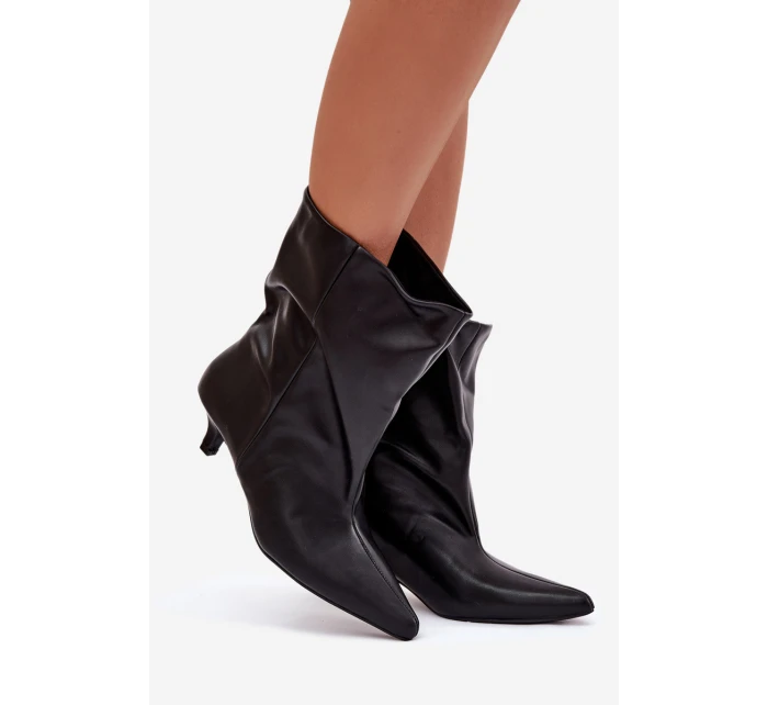 Dámské boty na nízkém podpatku s volnou cholewką – černé Jessalia Dámské boty na nízkém podpatku s volnou cholewką – černé Jessalia