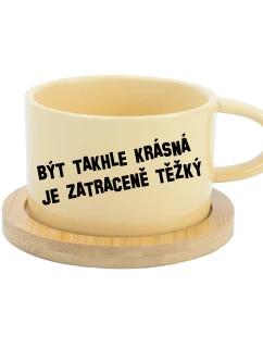 BÝT TAKHLE KRÁSNÁ JE ZATRACENÉ TEŽKÝ - žlutý hrníček makronka 200 ml