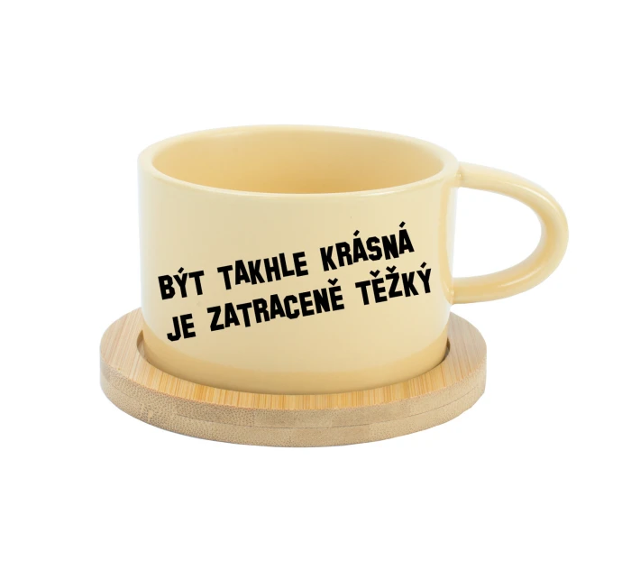 BÝT TAKHLE KRÁSNÁ JE ZATRACENÉ TEŽKÝ - žlutý hrníček makronka 200 ml