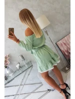 Šaty s odhalenými rameny a krajkou světle zelené barvy Šaty s odhalenými rameny a krajkou světle zelené barvy