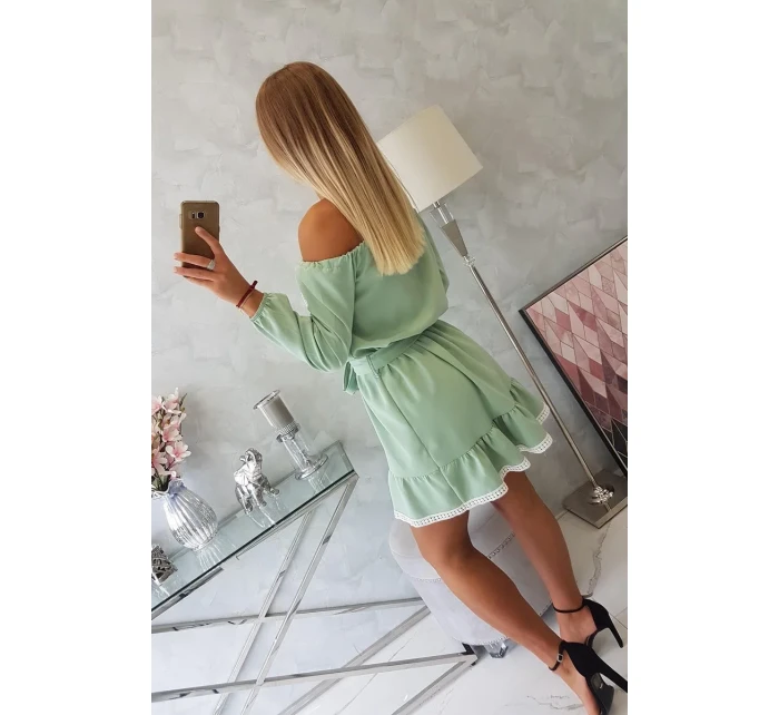 Šaty s odhalenými rameny a krajkou světle zelené barvy Šaty s odhalenými rameny a krajkou světle zelené barvy