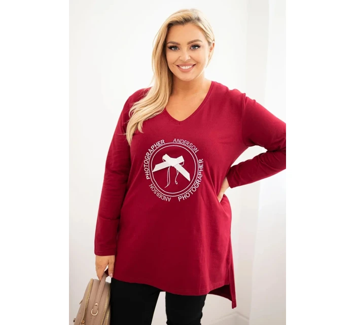 Dámská blůza s delším zadním dílem a potiskem bordová Dámská blůza s delším zadním dílem a potiskem bordová