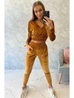 Velurová souprava s nápisem Queen camel Velurová souprava s nápisem Queen camel