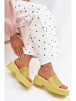 Dámské sandály s páskem Žluté model 22107247 - Boto Dámské sandály s páskem Žluté model 22107247 - Boto