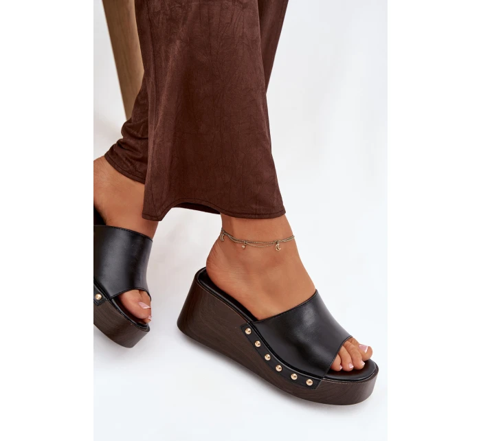 Dámské nazouváky na platformě se zlatými Černé model 21918859 - Boto