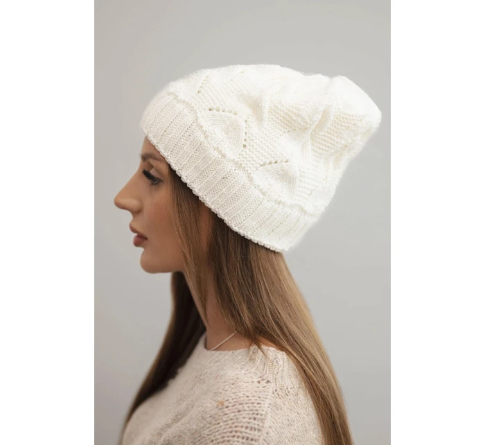 Dámská zimní čepice s vlnou a strukturální vazbou K432 ecru