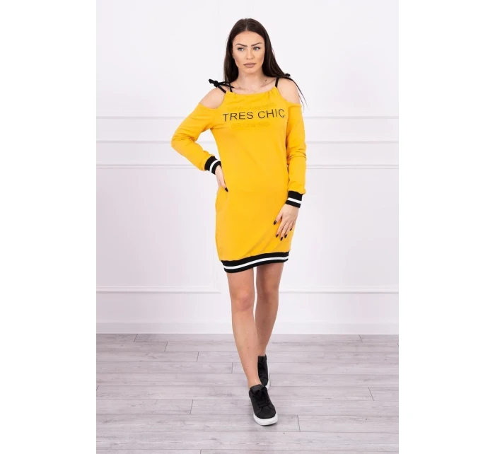 Šaty Tres Chic v hořčicové barvě Šaty Tres Chic v hořčicové barvě
