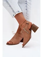 Kožené sandály na podpatku s šněrováním model 22185444 Cappuccino - Zazoo Kožené sandály na podpatku s šněrováním model 22185444 Cappuccino - Zazoo