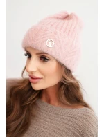Dámská zimní čepice z huňaté pleteniny a s model 21441818 knoflíkem pudrově růžová - K-Fashion