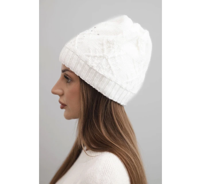 Dámská zimní čepice z vlny a ozdobným pletením s perličkami K470 bílá Dámská zimní čepice z vlny a ozdobným pletením s perličkami K470 bílá