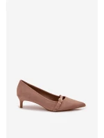 Dámské lodičky na nízkém podpatku s ozdobnou páskou Tmavě béžové model 22037728 - Boto