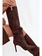 Zateplené dámské kozačky na jehlovém podpatku z eko semiše čokoládové model 21728457 - Boto Zateplené dámské kozačky na jehlovém podpatku z eko semiše čokoládové model 21728457 - Boto