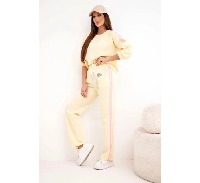 Dámská souprava Masełko s lampasy a volnou mikinou žlutý Dámská souprava Masełko s lampasy a volnou mikinou žlutý
