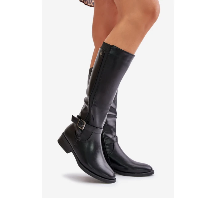 Dámské zateplené kozačky na plochém podpatku se zlatou sponou černé model 21671225 - Boto Dámské zateplené kozačky na plochém podpatku se zlatou sponou černé model 21671225 - Boto