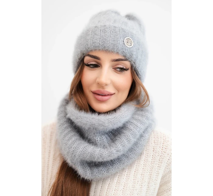 Dámská sada čepice a šály s ozdobným tmavě šedá model 21803179 - K-Fashion Dámská sada čepice a šály s ozdobným tmavě šedá model 21803179 - K-Fashion