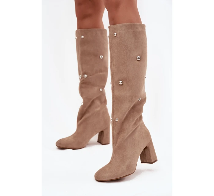 kozačky s podpatkem s ozdobnými detaily béžové model 21714811 - Boto