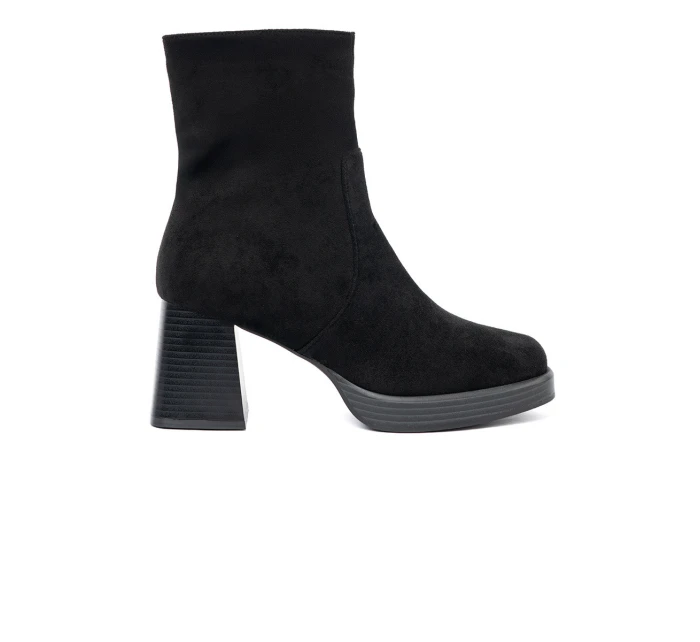Komfortní dámské kotníčkové boty černé na širokém podpatku Komfortní dámské kotníčkové boty černé na širokém podpatku
