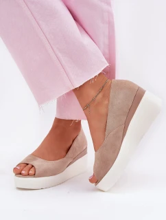 Dámské sandály na klínu z eko semiše béžové model 21702475 - Boto